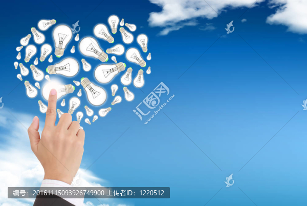 生態(tài)能源。手拿著燈泡對著藍(lán)天