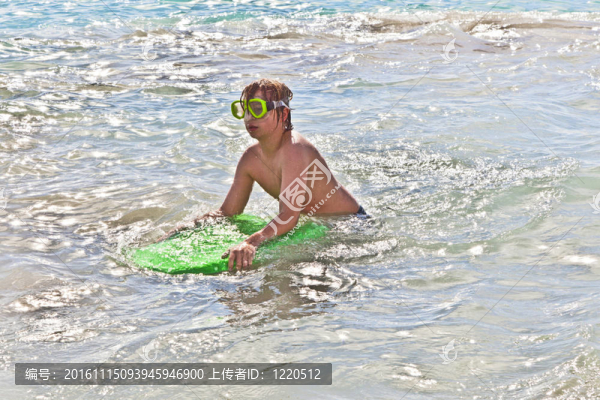 男孩玩沖浪板