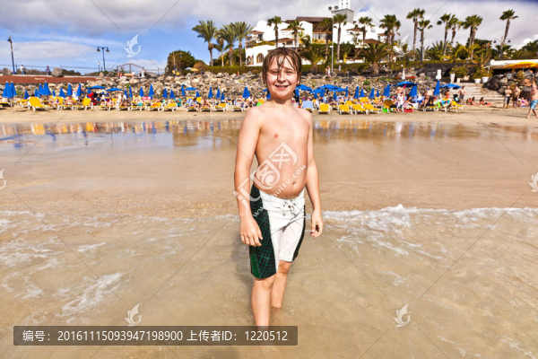 男孩玩沖浪板