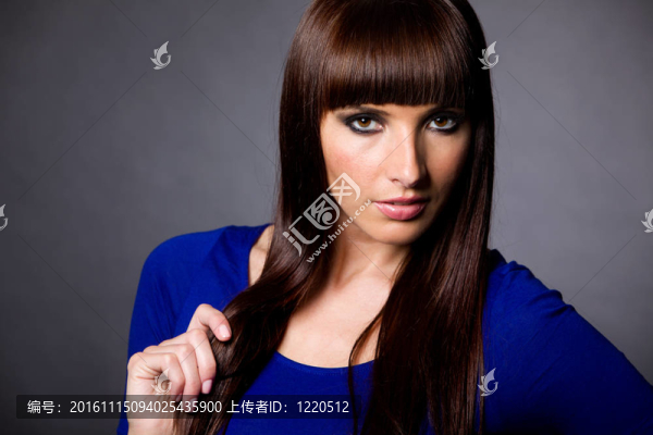 在藍(lán)色的漂亮的黑發(fā)女人