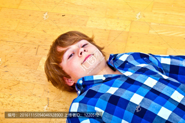 躺在地板上的男孩
