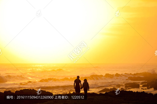 夫婦走在海灘上