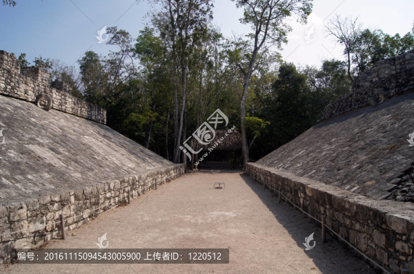 法院