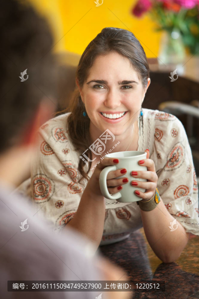 快樂的女人與朋友