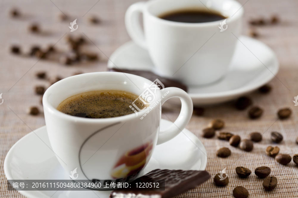 咖啡杯和巧克力糖果
