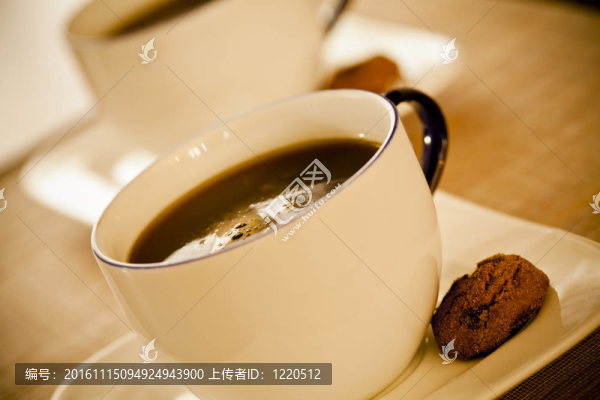 兩杯咖啡杯和餅干