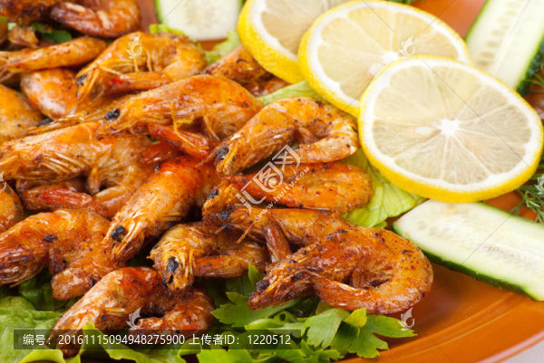 Fried,Shrimps與沙拉葉；檸檬