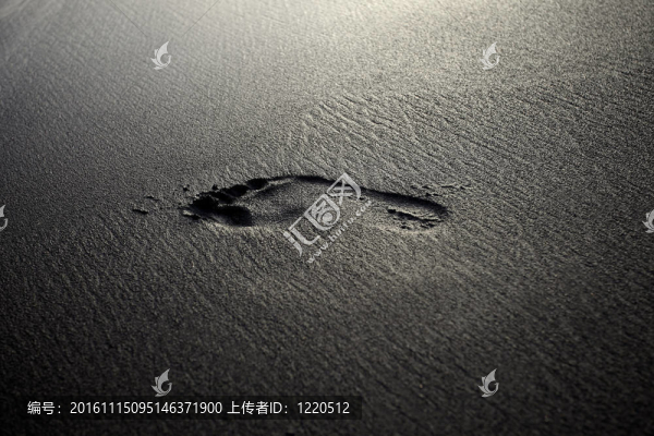 黑色火山砂上的女性足跡