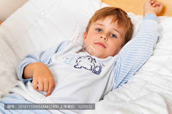 孩子躺在臥室的床上
