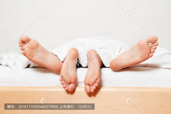 床上的兩英尺。