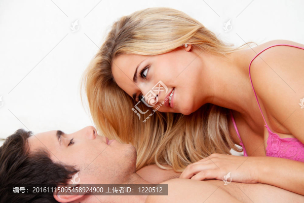 愛(ài)的夫婦在床上玩的樂(lè)趣
