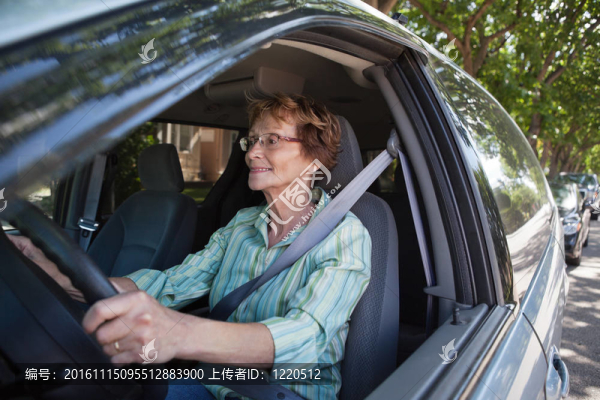 微笑的高級女士駕駛車