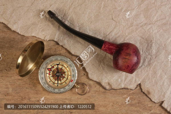 木板上的指南針和煙斗