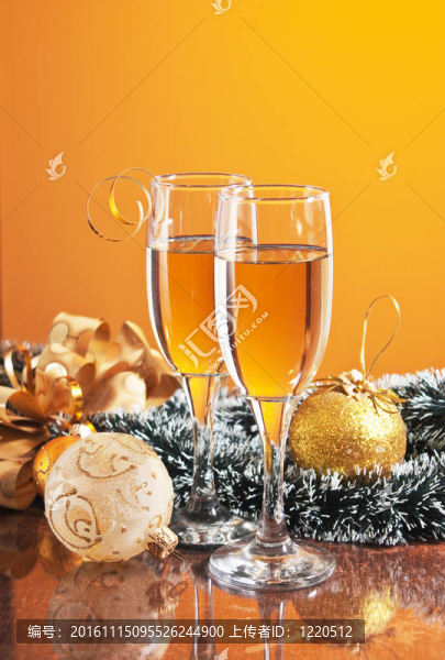 兩杯葡萄酒和圣誕裝飾