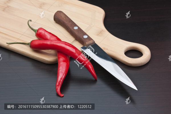 紅辣椒和刀在廚房桌子上