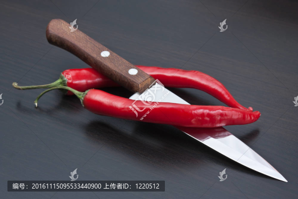 紅辣椒和刀在廚房桌子上