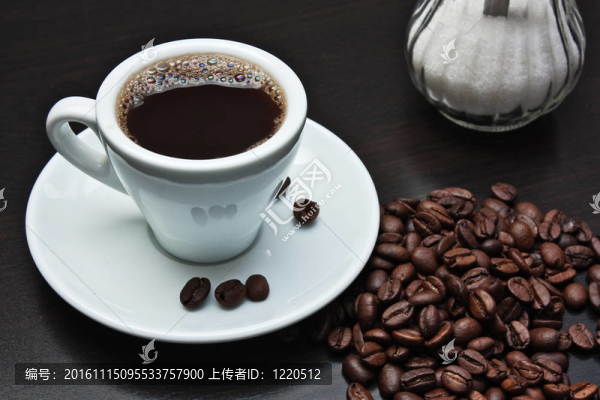 一堆咖啡豆和一個杯子