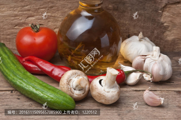 帶有香料和蔬菜的玻璃瓶