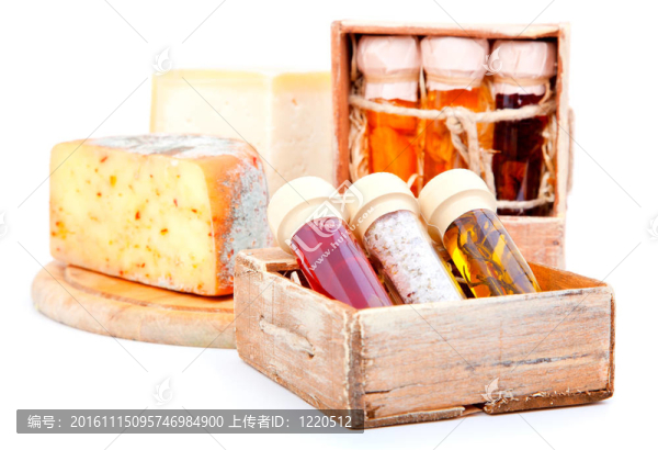在玻璃瓶里的香料；在舊盒子里