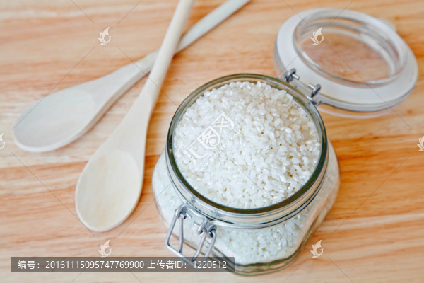 玻璃瓶里的米飯