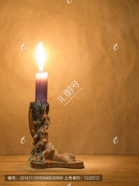 發(fā)光的蠟燭在不尋常的木制燭臺(tái)。