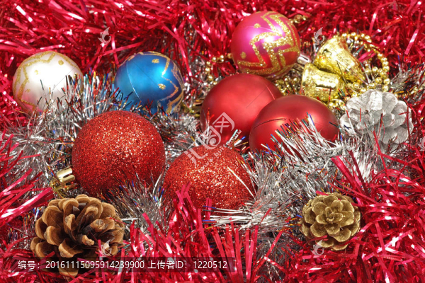 五彩的圣誕球。