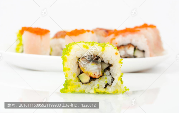 關(guān)閉了魚子醬的壽司的照片