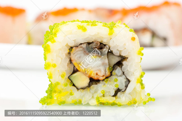 關(guān)閉了魚子醬的壽司的照片