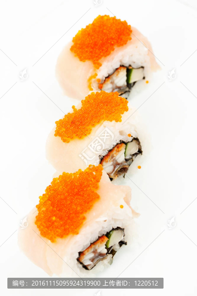 關(guān)閉了魚(yú)子醬的壽司的照片