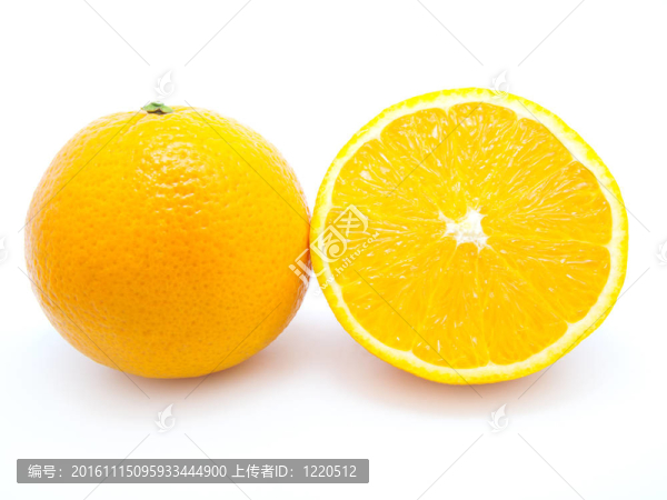 白色背景上成熟的橙色水果