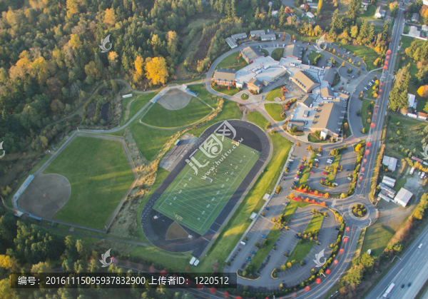 長期陰影籠罩富裕；私立高中在森塞特