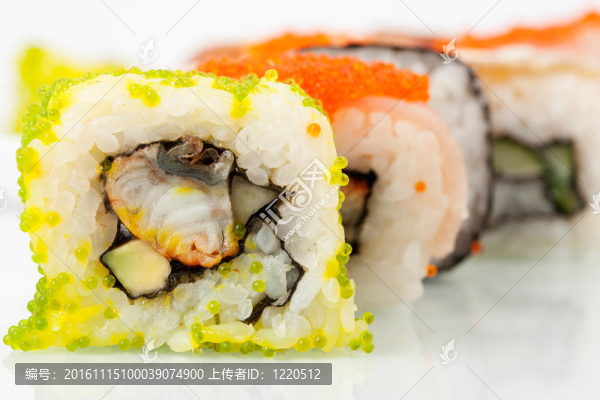 靠近魚子醬盤壽司的照片