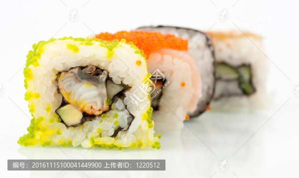 關(guān)閉了魚子醬的壽司的照片