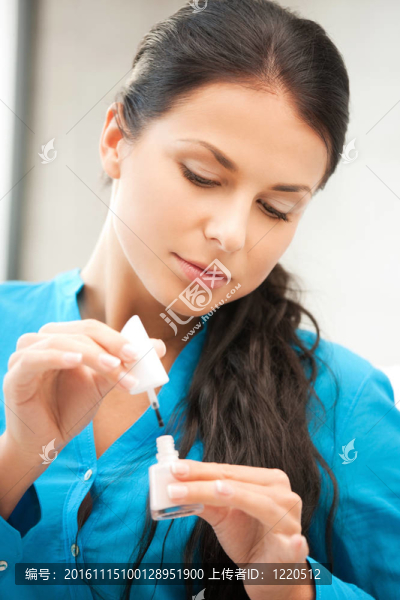 美麗的女人拋光她的指甲