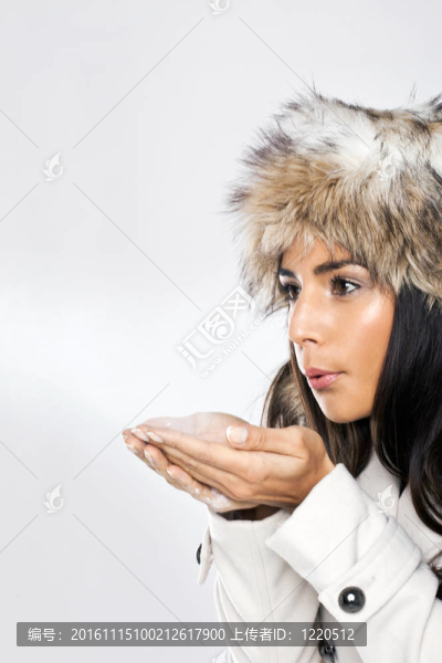 美麗女人吹魔法粉