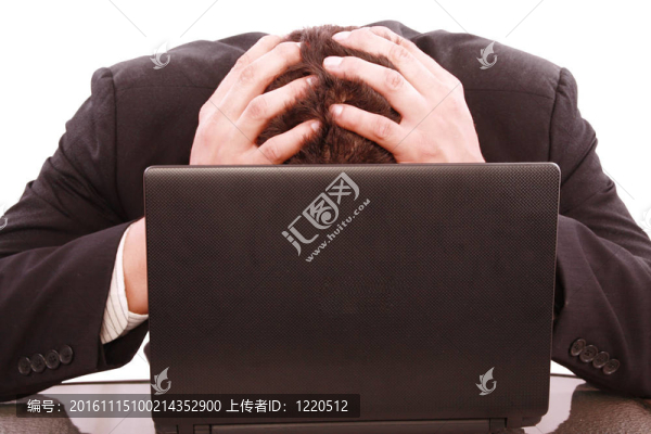 一個成功的商人在一臺筆記本電腦上沮喪