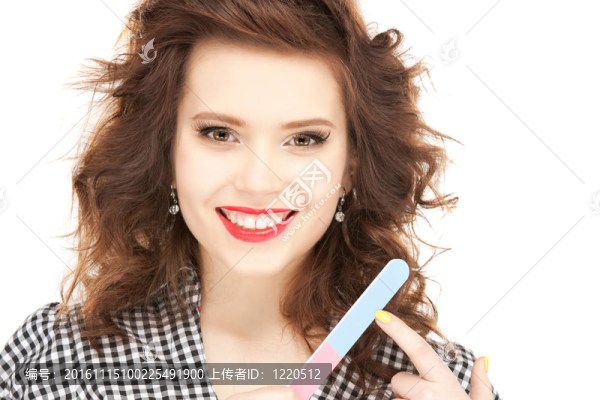 美麗的女人拋光她的指甲