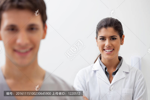 自信的女醫(yī)生微笑