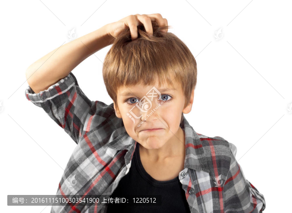 孩子在襯衫梳著頭