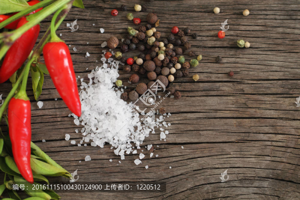 木制背景的香料