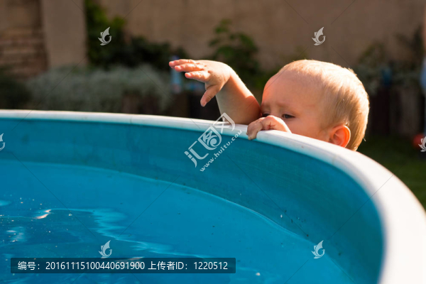 幼兒探索游泳池