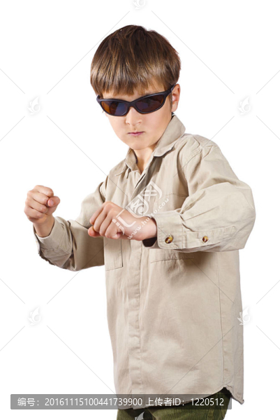 戴眼鏡的孩子扔了一拳