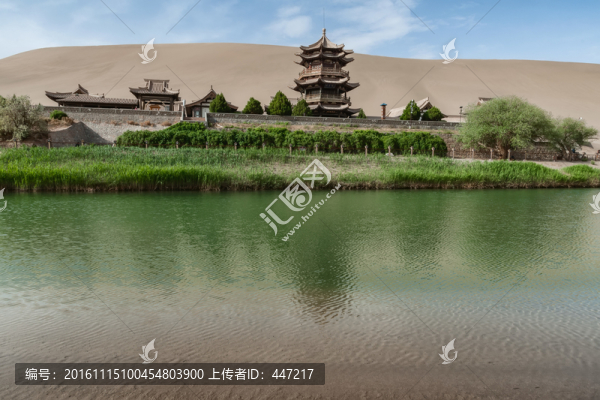 敦煌鳴沙山月牙泉
