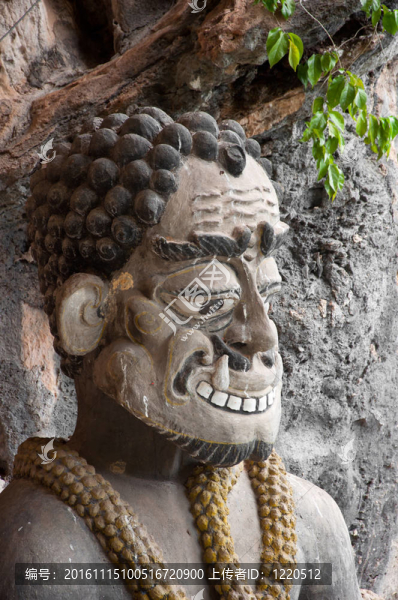 泰國巨型雕像在亞拉石窟寺；泰國