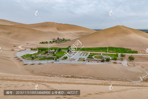 敦煌鳴沙山月牙泉