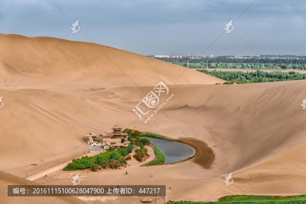 敦煌鳴沙山月牙泉