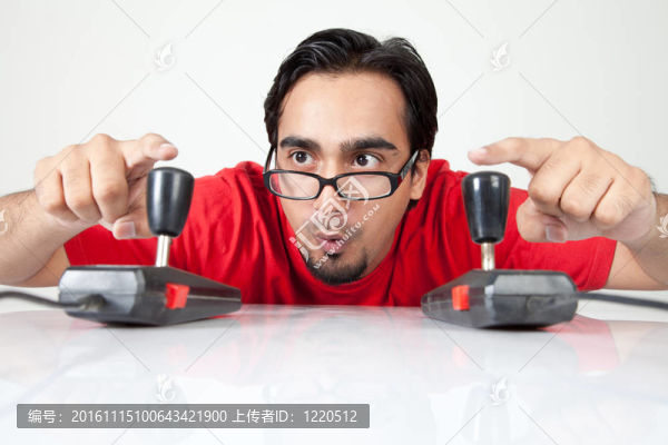游戲迷興奮玩游戲棒