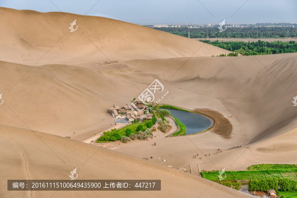 敦煌鳴沙山月牙泉