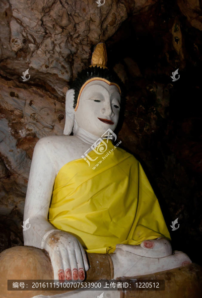 在雅拉寺石窟古代佛像；泰國