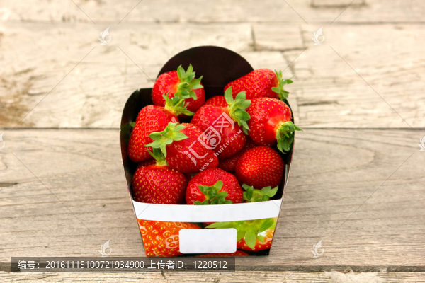 Strawberry,Basket在桌子上